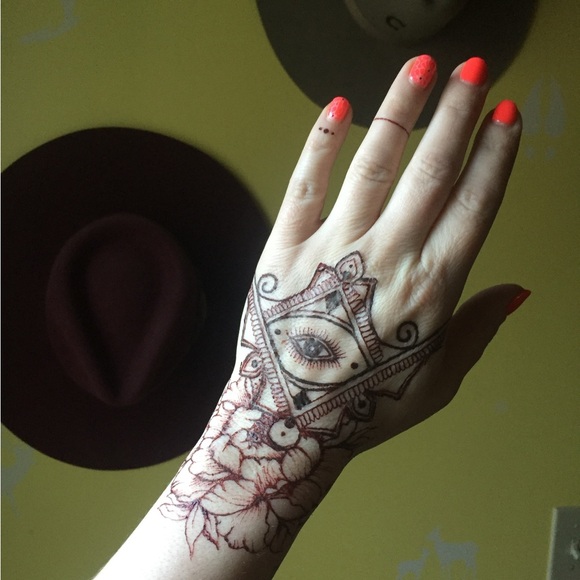 Meet your posher Amy - Picture 5 of 5